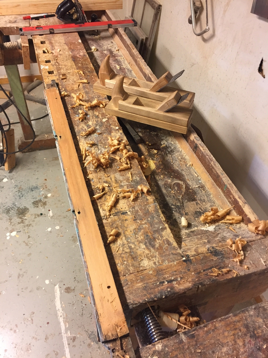 Forpakterbolig fra Løten prestegård i to etasjer med loft. Laftet tømmerbygning med panel, rødmalt. Saltak med teglstein. Bygningen har to inngangsdører og 25 vinduer inklusive et lite i hver ende av loftet. Bygningen hviler på en svært lav og dårlig murt ringmur. 