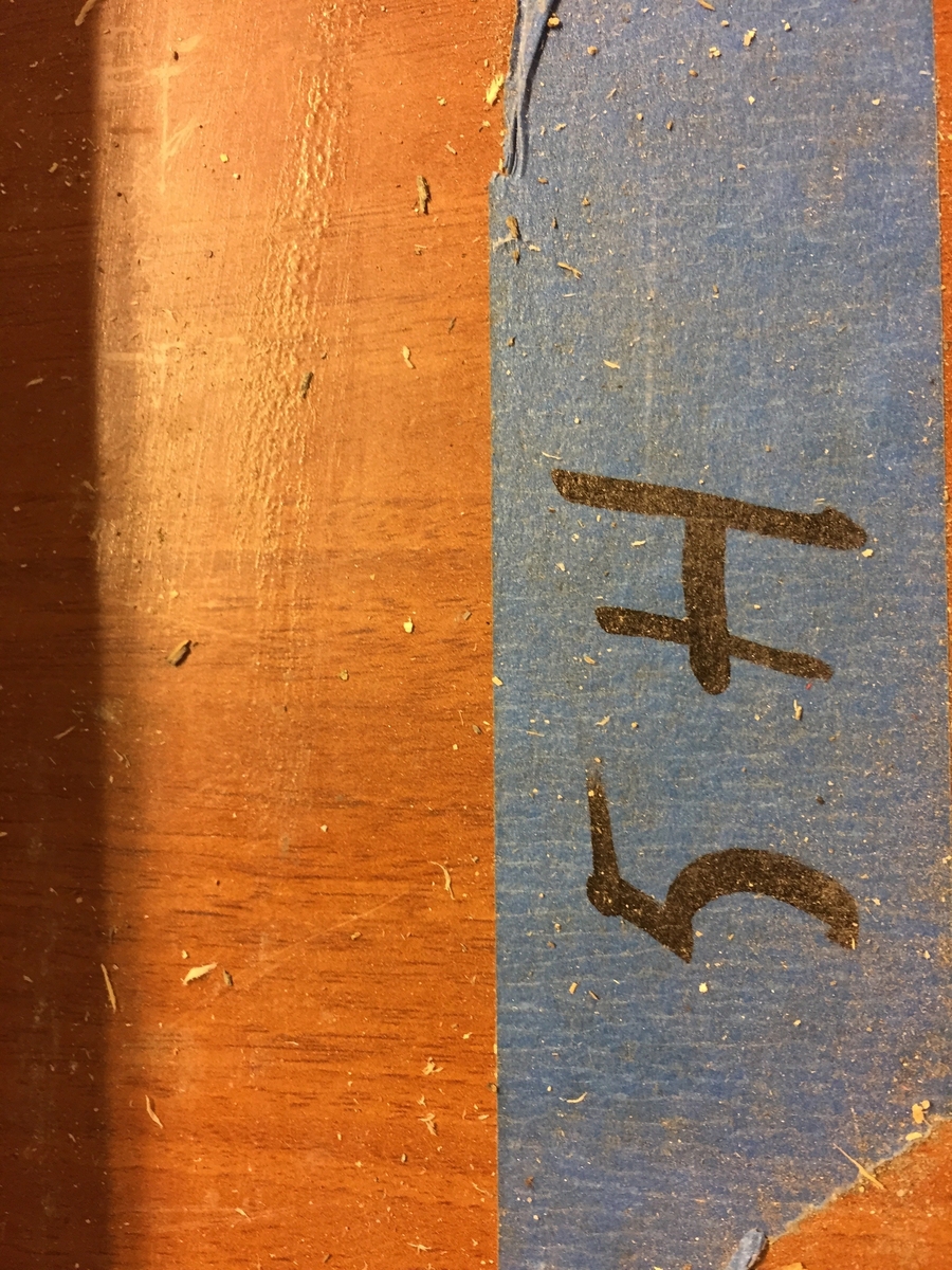 Forpakterbolig fra Løten prestegård i to etasjer med loft. Laftet tømmerbygning med panel, rødmalt. Saltak med teglstein. Bygningen har to inngangsdører og 25 vinduer inklusive et lite i hver ende av loftet. Bygningen hviler på en svært lav og dårlig murt ringmur. 