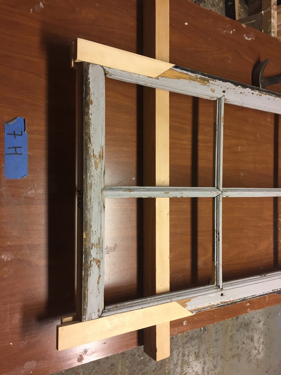Forpakterbolig fra Løten prestegård i to etasjer med loft. Laftet tømmerbygning med panel, rødmalt. Saltak med teglstein. Bygningen har to inngangsdører og 25 vinduer inklusive et lite i hver ende av loftet. Bygningen hviler på en svært lav og dårlig murt ringmur. 