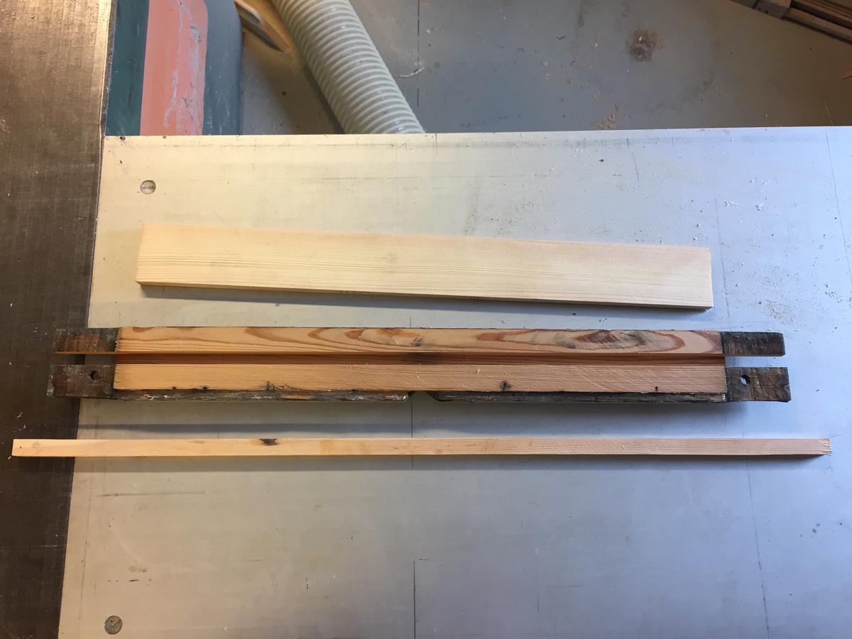 Forpakterbolig fra Løten prestegård i to etasjer med loft. Laftet tømmerbygning med panel, rødmalt. Saltak med teglstein. Bygningen har to inngangsdører og 25 vinduer inklusive et lite i hver ende av loftet. Bygningen hviler på en svært lav og dårlig murt ringmur. 