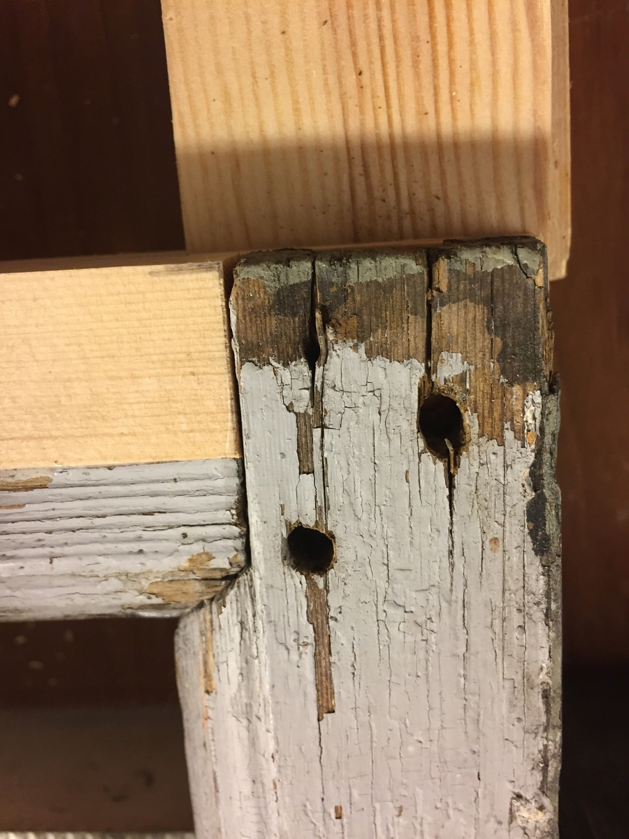 Forpakterbolig fra Løten prestegård i to etasjer med loft. Laftet tømmerbygning med panel, rødmalt. Saltak med teglstein. Bygningen har to inngangsdører og 25 vinduer inklusive et lite i hver ende av loftet. Bygningen hviler på en svært lav og dårlig murt ringmur. 
