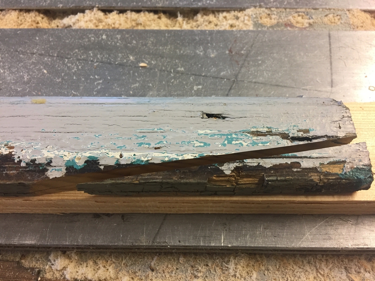 Forpakterbolig fra Løten prestegård i to etasjer med loft. Laftet tømmerbygning med panel, rødmalt. Saltak med teglstein. Bygningen har to inngangsdører og 25 vinduer inklusive et lite i hver ende av loftet. Bygningen hviler på en svært lav og dårlig murt ringmur. 