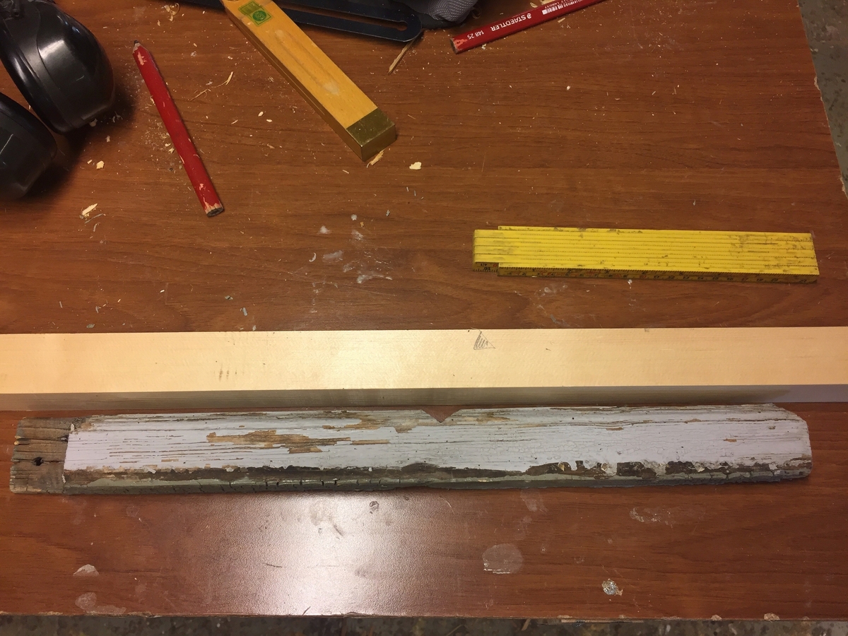 Forpakterbolig fra Løten prestegård i to etasjer med loft. Laftet tømmerbygning med panel, rødmalt. Saltak med teglstein. Bygningen har to inngangsdører og 25 vinduer inklusive et lite i hver ende av loftet. Bygningen hviler på en svært lav og dårlig murt ringmur. 