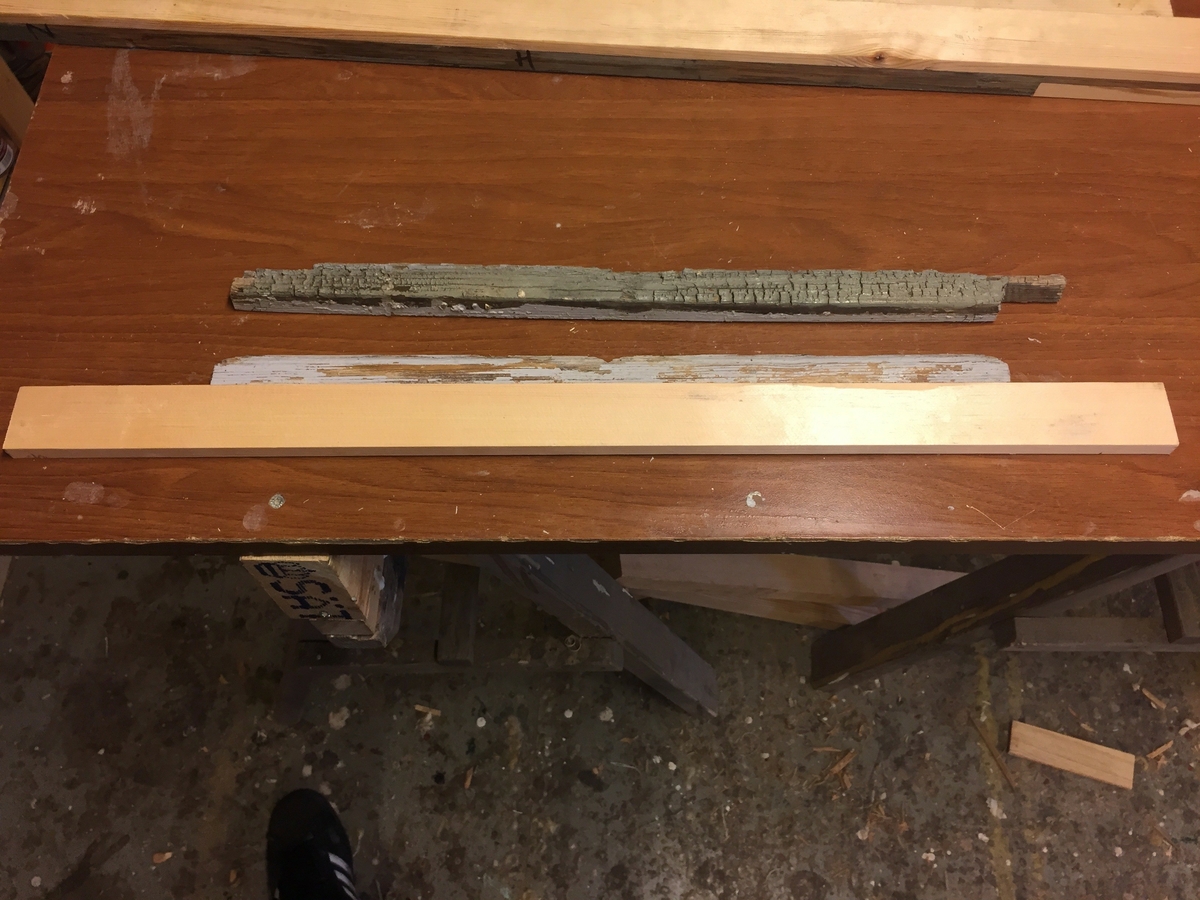 Forpakterbolig fra Løten prestegård i to etasjer med loft. Laftet tømmerbygning med panel, rødmalt. Saltak med teglstein. Bygningen har to inngangsdører og 25 vinduer inklusive et lite i hver ende av loftet. Bygningen hviler på en svært lav og dårlig murt ringmur. 