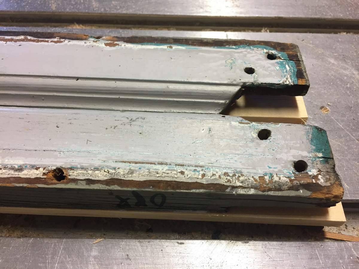 Forpakterbolig fra Løten prestegård i to etasjer med loft. Laftet tømmerbygning med panel, rødmalt. Saltak med teglstein. Bygningen har to inngangsdører og 25 vinduer inklusive et lite i hver ende av loftet. Bygningen hviler på en svært lav og dårlig murt ringmur. 