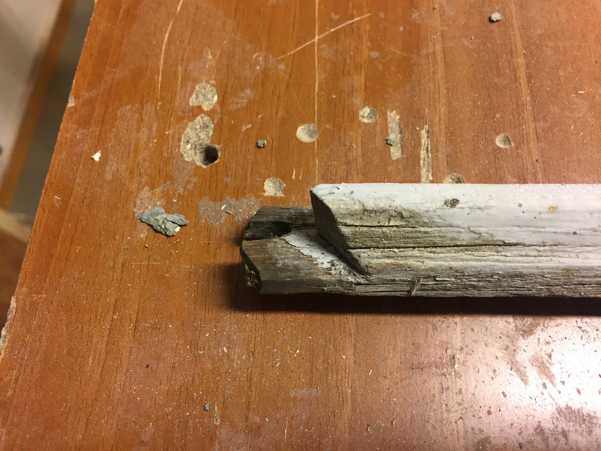 Forpakterbolig fra Løten prestegård i to etasjer med loft. Laftet tømmerbygning med panel, rødmalt. Saltak med teglstein. Bygningen har to inngangsdører og 25 vinduer inklusive et lite i hver ende av loftet. Bygningen hviler på en svært lav og dårlig murt ringmur. 