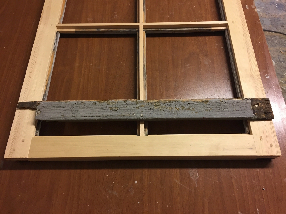 Forpakterbolig fra Løten prestegård i to etasjer med loft. Laftet tømmerbygning med panel, rødmalt. Saltak med teglstein. Bygningen har to inngangsdører og 25 vinduer inklusive et lite i hver ende av loftet. Bygningen hviler på en svært lav og dårlig murt ringmur. 