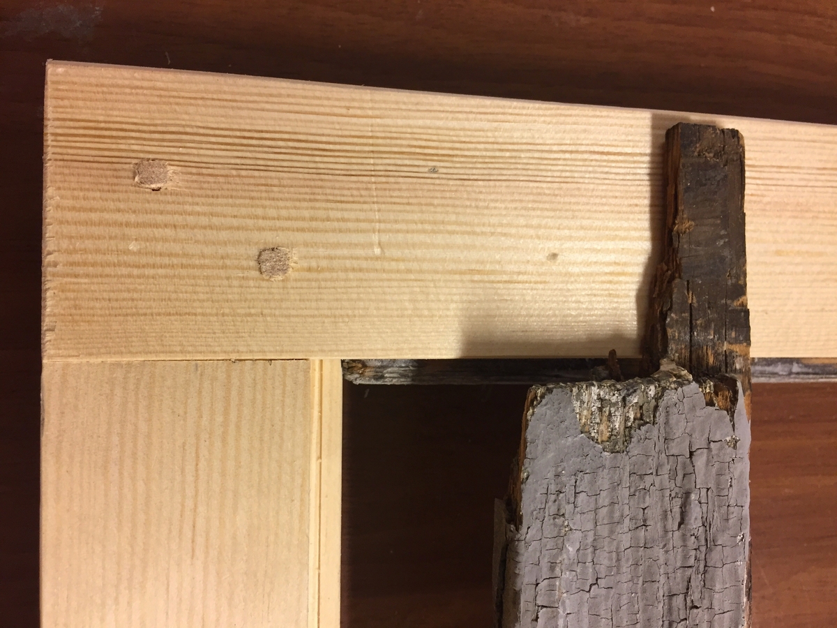 Forpakterbolig fra Løten prestegård i to etasjer med loft. Laftet tømmerbygning med panel, rødmalt. Saltak med teglstein. Bygningen har to inngangsdører og 25 vinduer inklusive et lite i hver ende av loftet. Bygningen hviler på en svært lav og dårlig murt ringmur. 