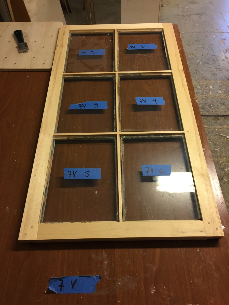 Forpakterbolig fra Løten prestegård i to etasjer med loft. Laftet tømmerbygning med panel, rødmalt. Saltak med teglstein. Bygningen har to inngangsdører og 25 vinduer inklusive et lite i hver ende av loftet. Bygningen hviler på en svært lav og dårlig murt ringmur. 