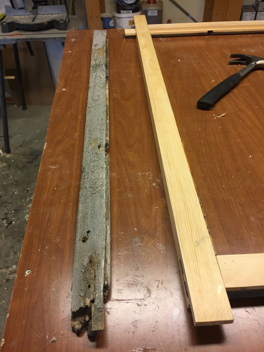 Forpakterbolig fra Løten prestegård i to etasjer med loft. Laftet tømmerbygning med panel, rødmalt. Saltak med teglstein. Bygningen har to inngangsdører og 25 vinduer inklusive et lite i hver ende av loftet. Bygningen hviler på en svært lav og dårlig murt ringmur. 
