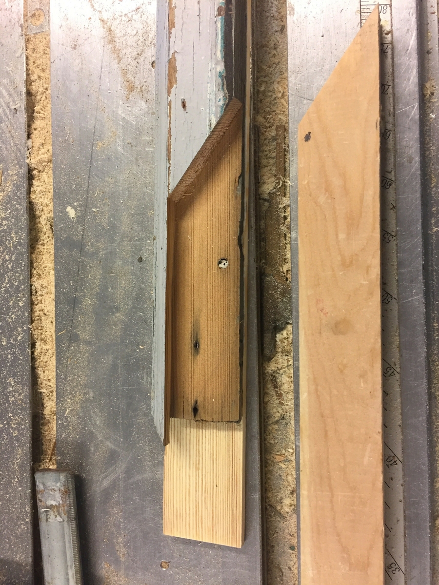 Forpakterbolig fra Løten prestegård i to etasjer med loft. Laftet tømmerbygning med panel, rødmalt. Saltak med teglstein. Bygningen har to inngangsdører og 25 vinduer inklusive et lite i hver ende av loftet. Bygningen hviler på en svært lav og dårlig murt ringmur. 