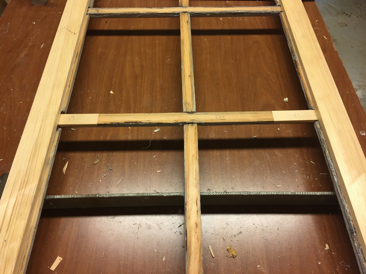 Forpakterbolig fra Løten prestegård i to etasjer med loft. Laftet tømmerbygning med panel, rødmalt. Saltak med teglstein. Bygningen har to inngangsdører og 25 vinduer inklusive et lite i hver ende av loftet. Bygningen hviler på en svært lav og dårlig murt ringmur. 