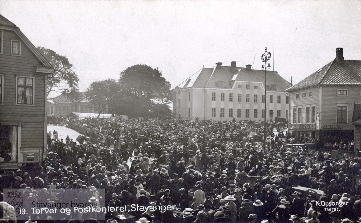 Posthuset, torget i forgrunnen