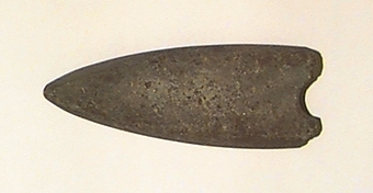 Eggparti. Yxan avslagen över skafthålet. Långsträckt, långsmal form. Skafthålet placerat långt bakåt. Helt slipad.