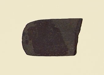 Eggparti. Smal. En framträdande smalsida. Hålslipningen relativt obetydlig.