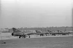 Fyra flygplan J 35 Draken på landningsbana på sovjetisk flygbas. Vid Kungliga Upplands flygflottiljs besök vid sovjetisk MiG-21-bas den 16 mars 1972.