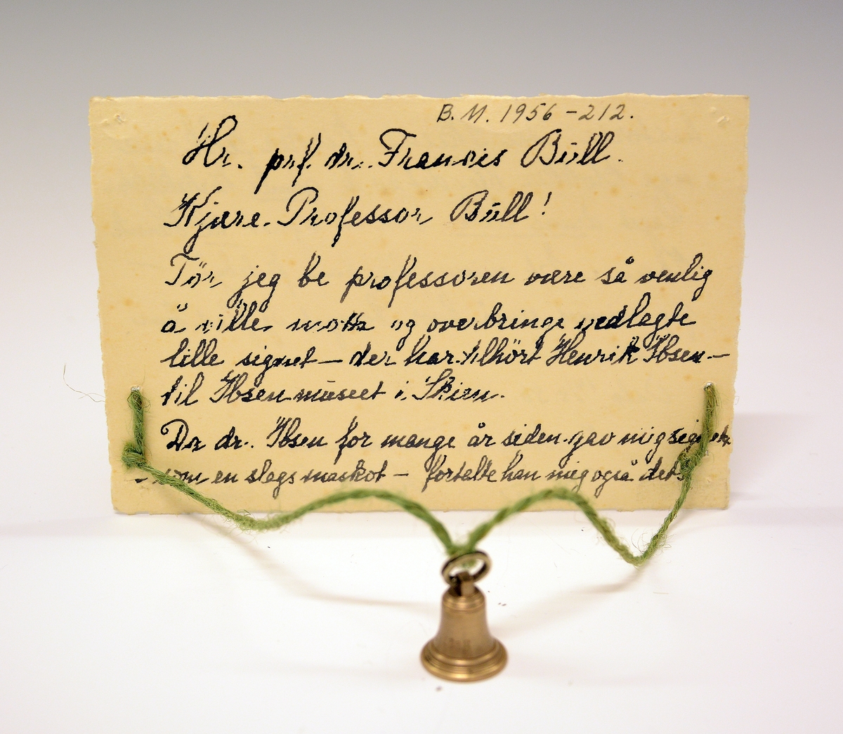 Signet av bronse, med initialene H.I. i dekorativ inngravering og ring rundt, støpt av Skiens gamle kirkeklokker, i klokkeform med feste på toppen og ring i. Medfølgende notat fra giveren til museet.