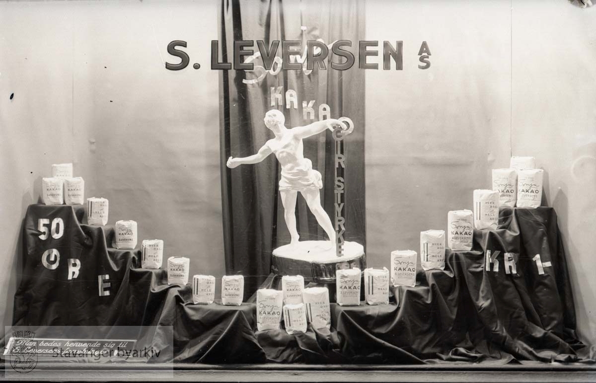 Sonja kakao..Leversen skriver i album:.Bra virkning.Drapering: orange - sort