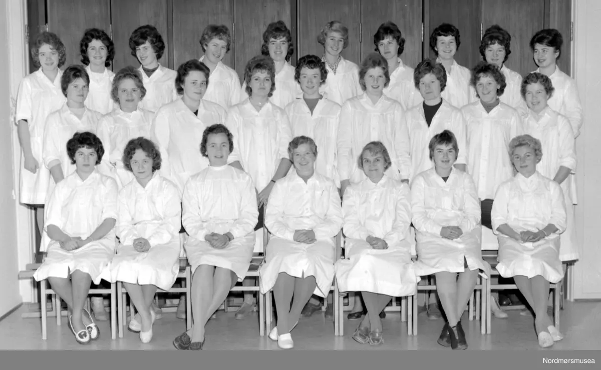 Høstkurs ved Husmorskolen 1960. Trolig i Kristiansund. Fotograf er Nils Williams. Fra Nordmøre museums fotosamlinger.