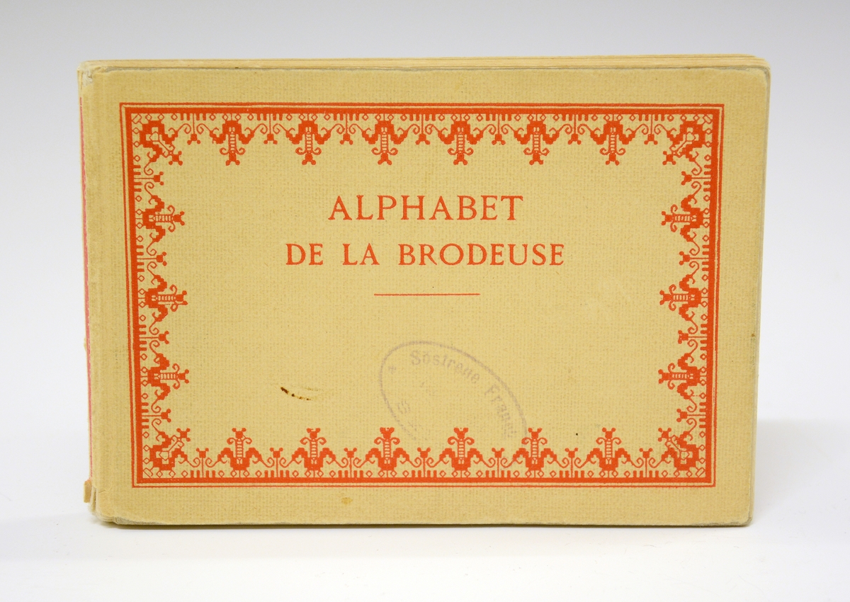 Mønsterbok for broderi. Liten, fransk bok som viser broderimønster bl.a. bokstaver, dyrefigurer, monogrammer og symboler.