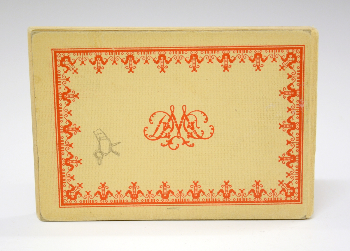 Mønsterbok for broderi. Liten, fransk bok som viser broderimønster bl.a. bokstaver, dyrefigurer, monogrammer og symboler.