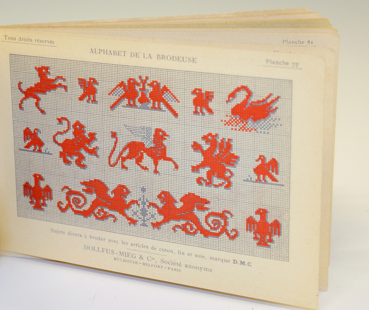 Mønsterbok for broderi. Liten, fransk bok som viser broderimønster bl.a. bokstaver, dyrefigurer, monogrammer og symboler.