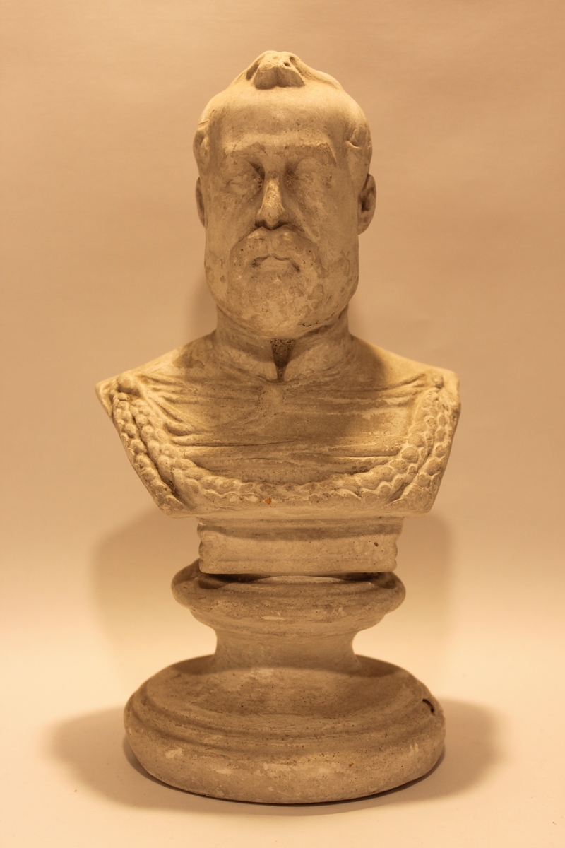 Byst i gips, föreställande kung Oscar II.