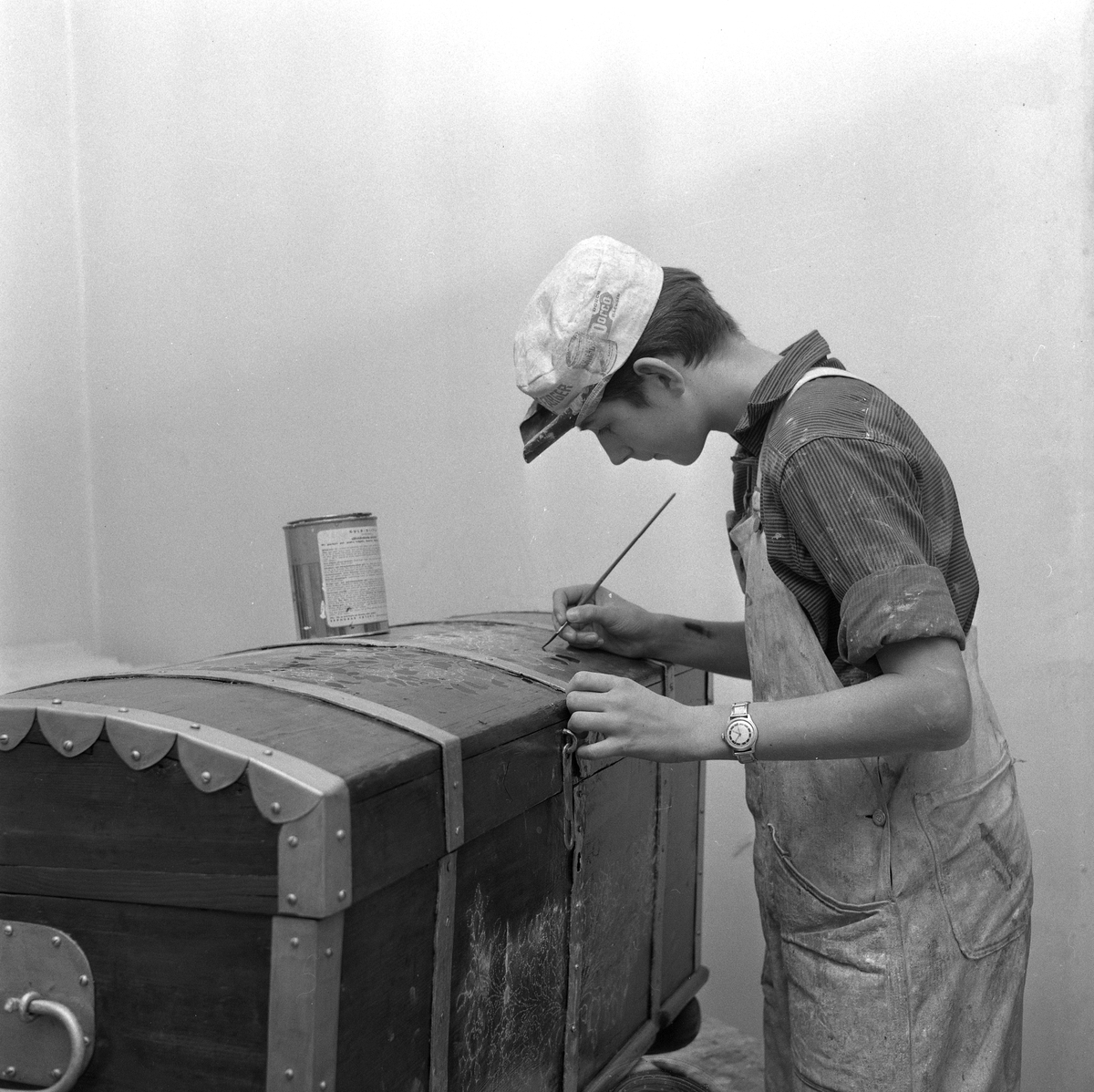 Verkstadskolegrabbar bygger kåk.
31 oktober 1958.
