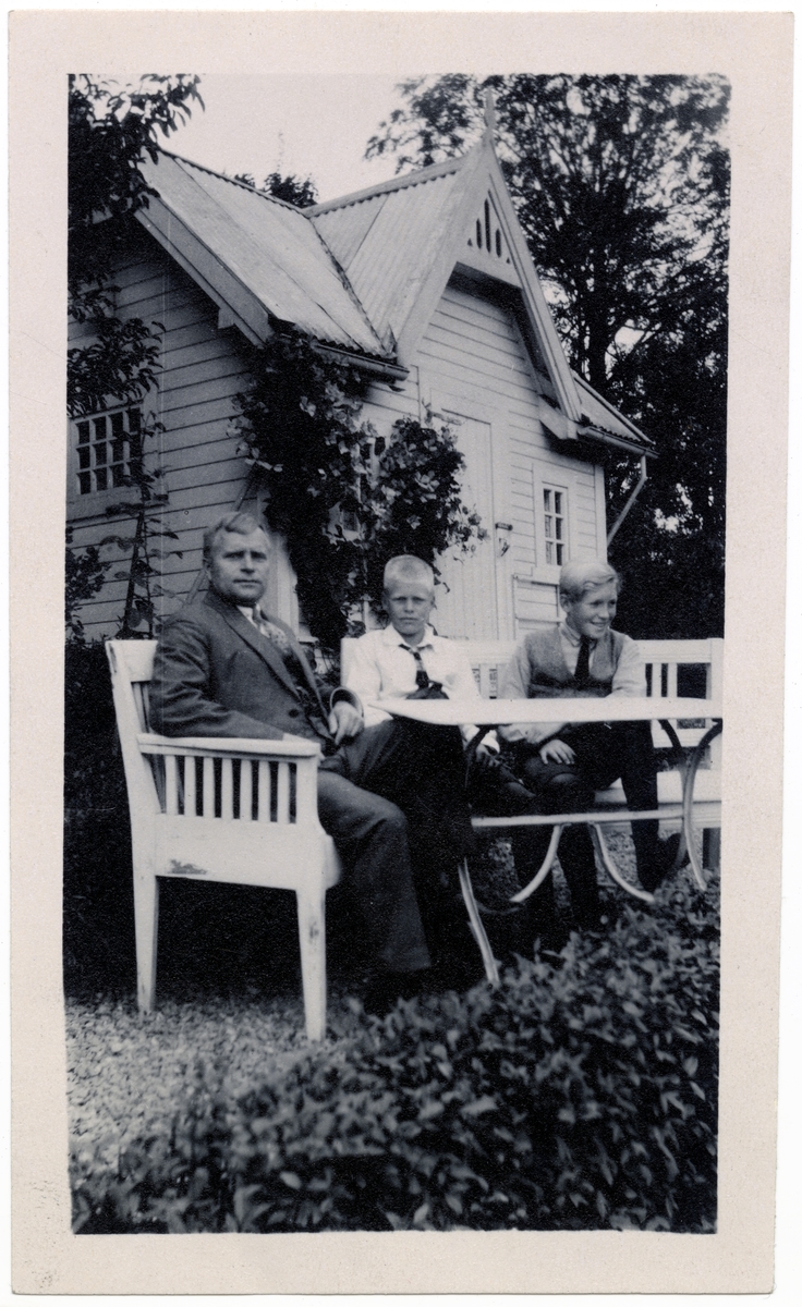 Lærer Vilhelm Hovland med sønnene Finn til venstre og Endre til høyre i skolehagen på Hengsengen, Bygdø Kongsgård, ca. 1925.