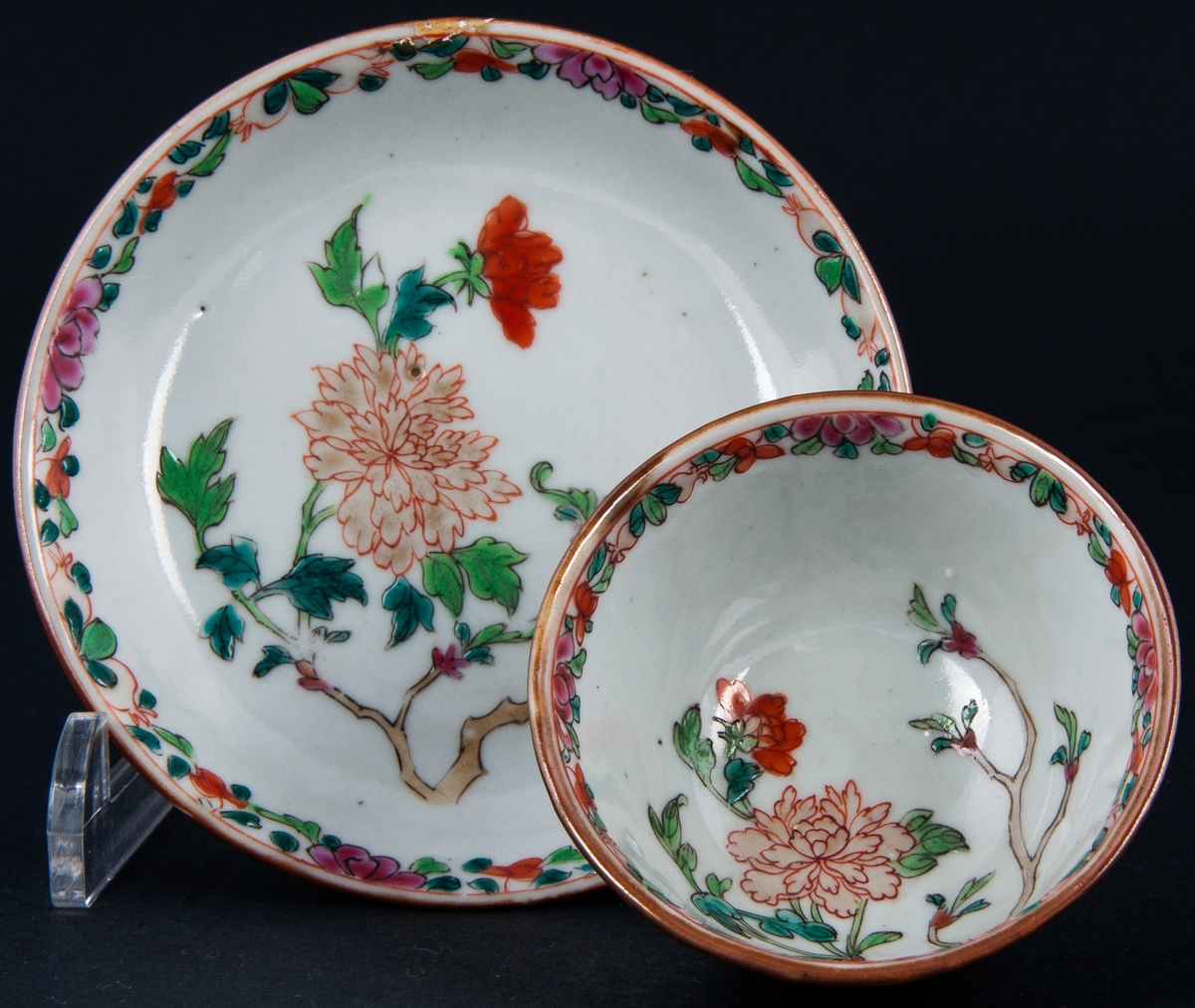 Kopp och fat, 2 par, ostindiskt porslin. Polykrom dekor. Brun glasyr på utsidan. inuti blommor och bård, delvis emaljfärg i blått, rött, grönt, brunt och guld. Utan fabrikationsmärke, kompaniporslin.