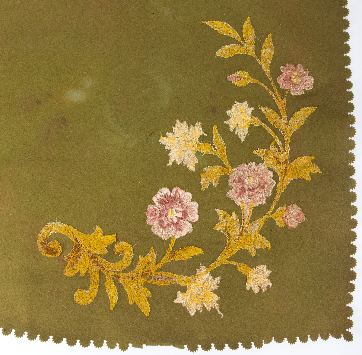 Rektangulær. Klippet tungekant. Broderi ut fra ett hjørne- Blomster og blader