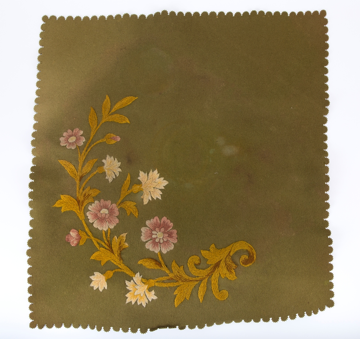 Rektangulær. Klippet tungekant. Broderi ut fra ett hjørne- Blomster og blader
