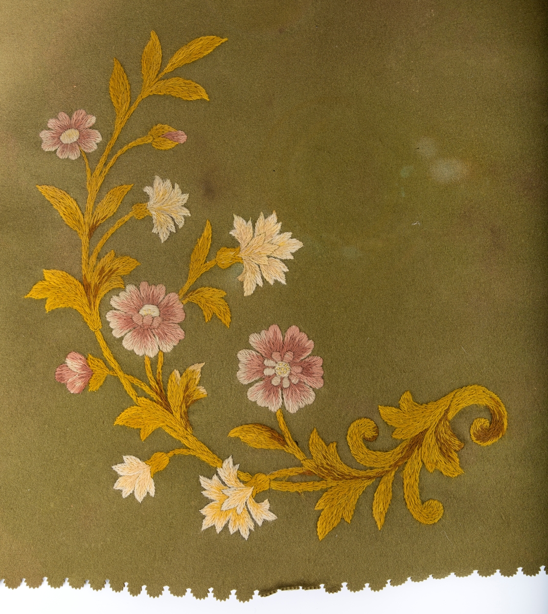 Rektangulær. Klippet tungekant. Broderi ut fra ett hjørne- Blomster og blader