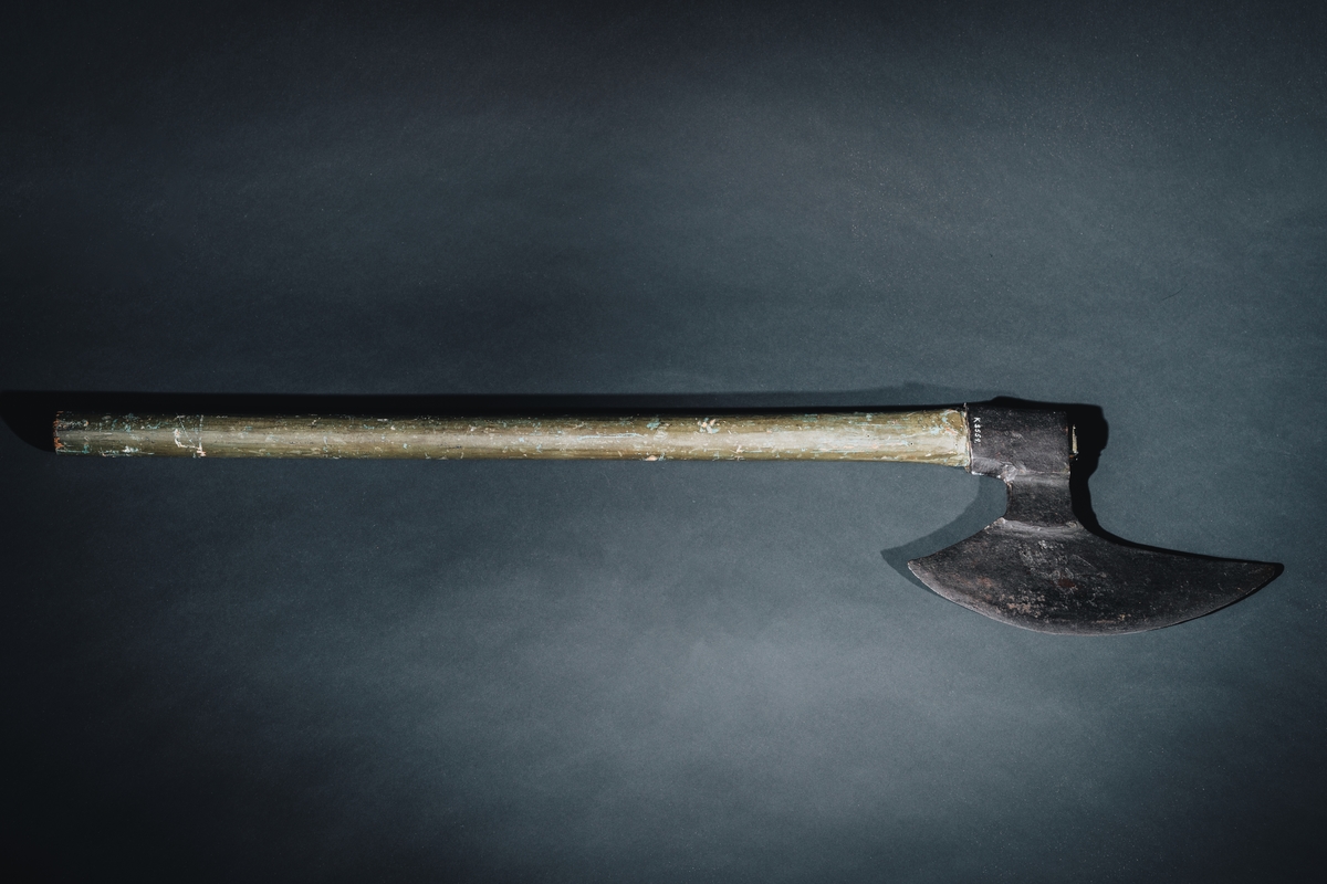 Änterbila av äldre modell. Av järn med skaft av trä, grönmålat.