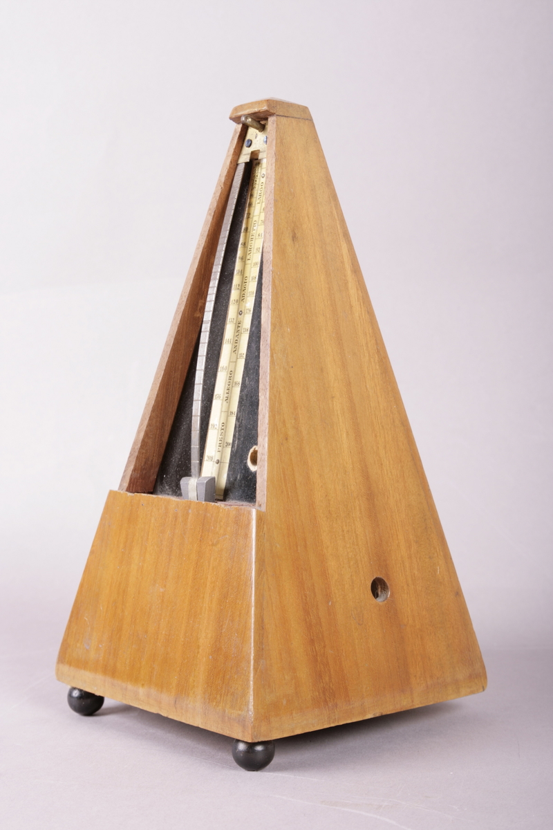 Pyramideformet metronom i mahogny.