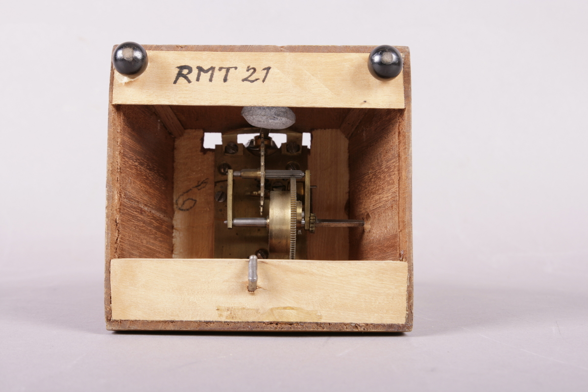 Pyramideformet metronom i mahogny.