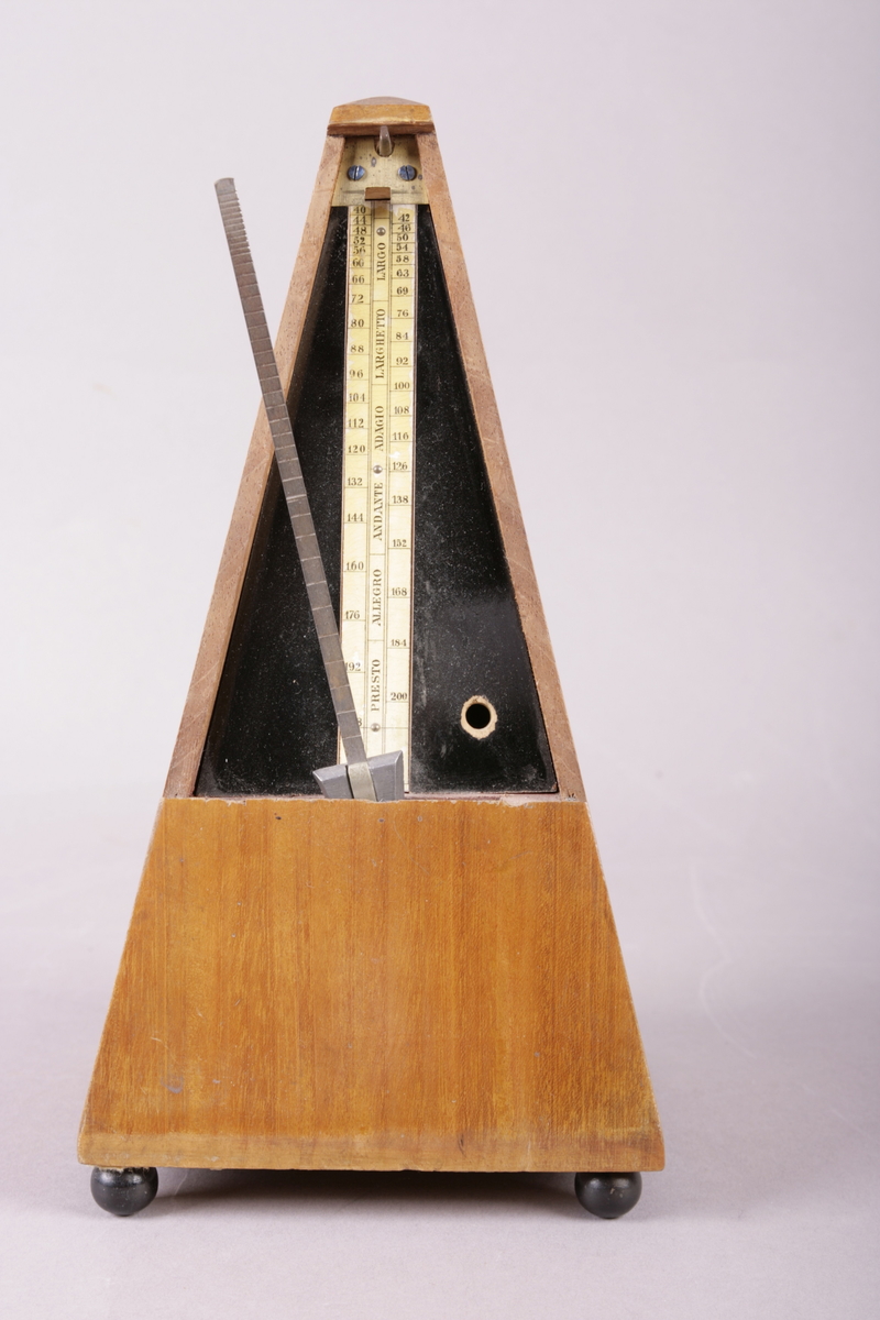 Pyramideformet metronom i mahogny.