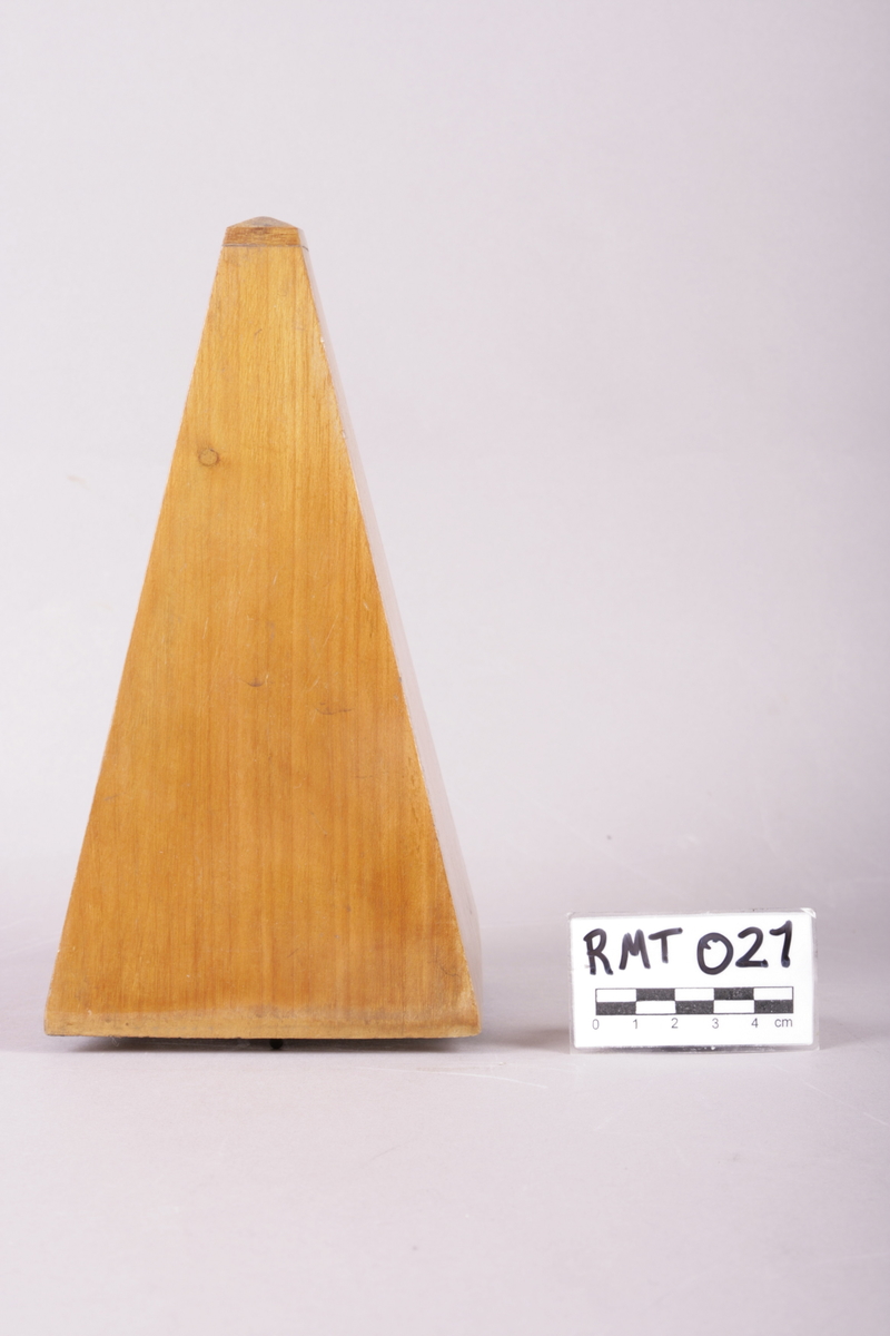 Pyramideformet metronom i mahogny.