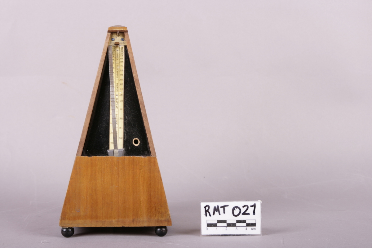 Pyramideformet metronom i mahogny.