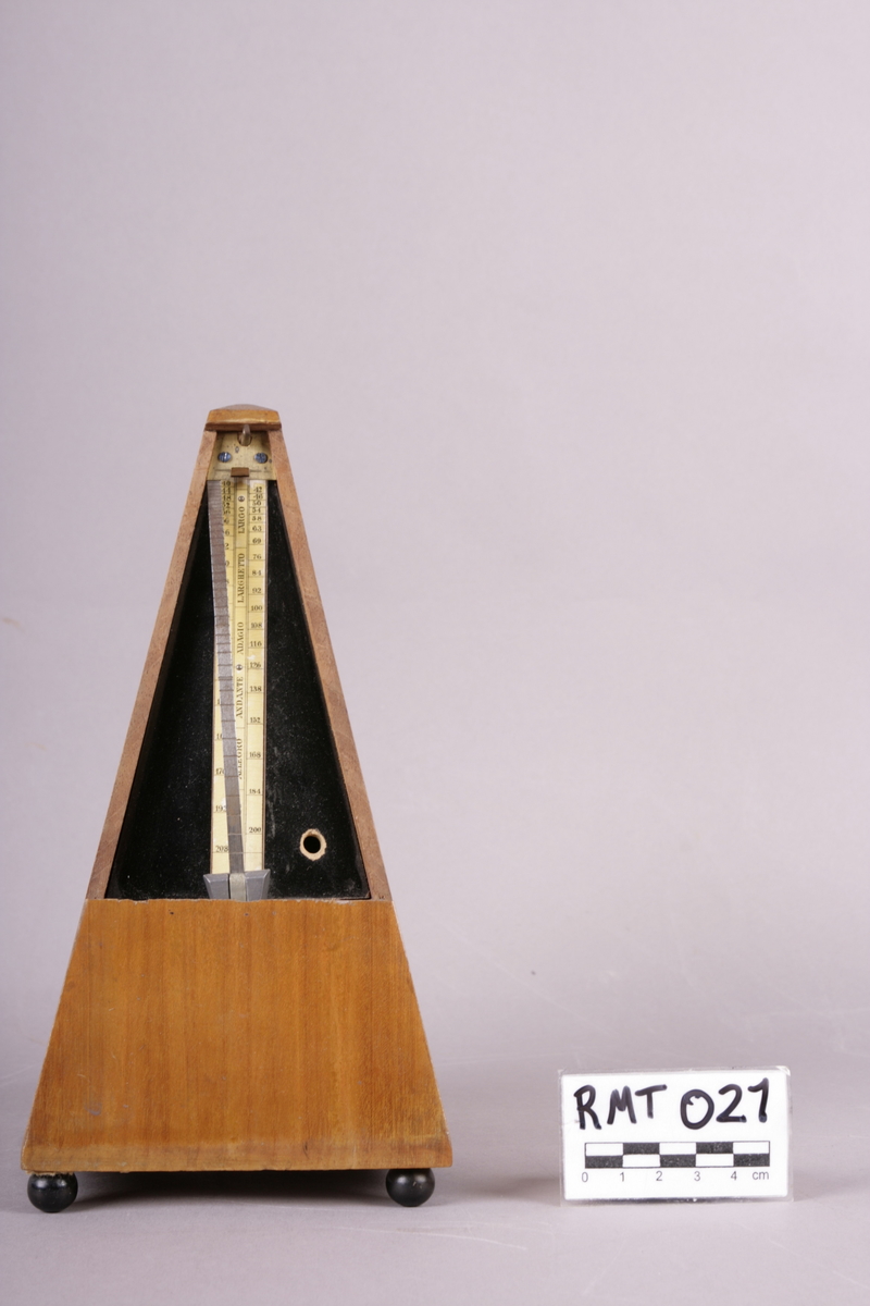 Pyramideformet metronom i mahogny.