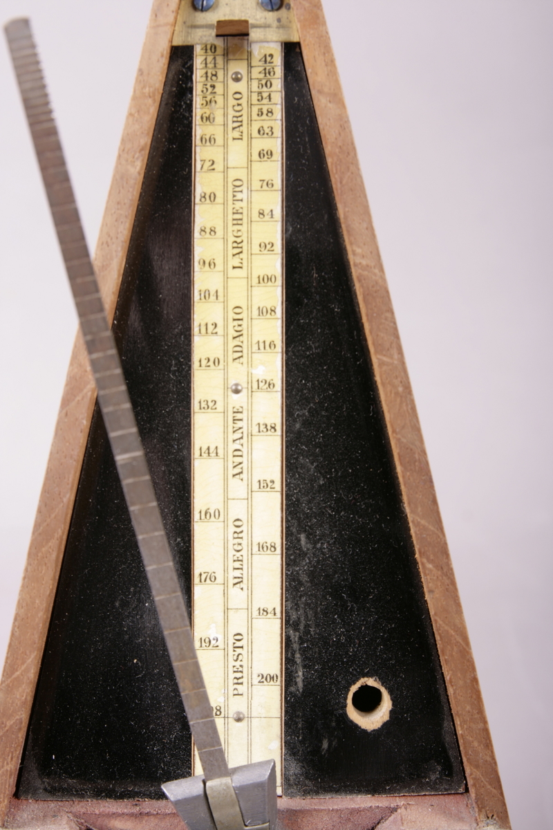 Pyramideformet metronom i mahogny.