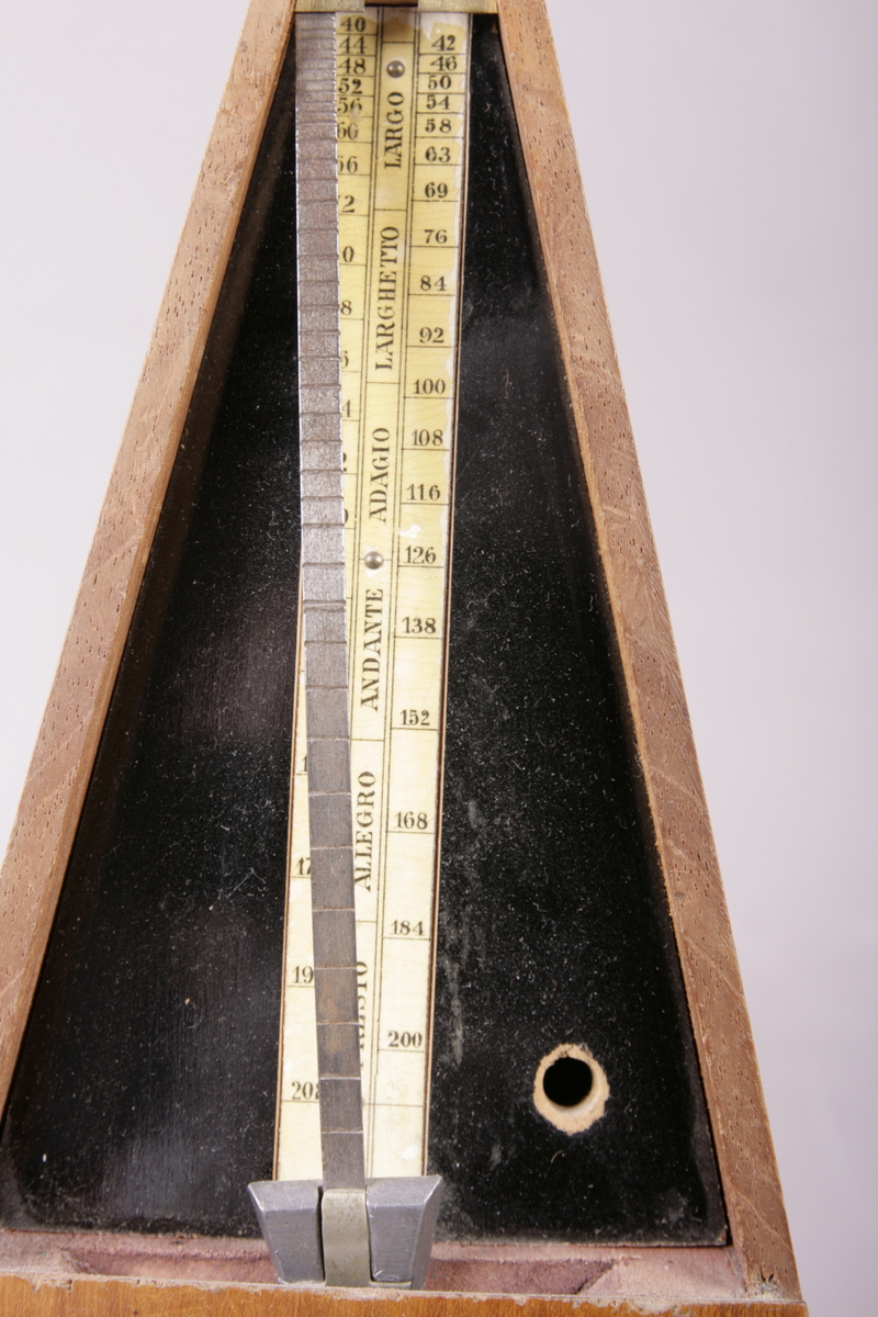 Pyramideformet metronom i mahogny.