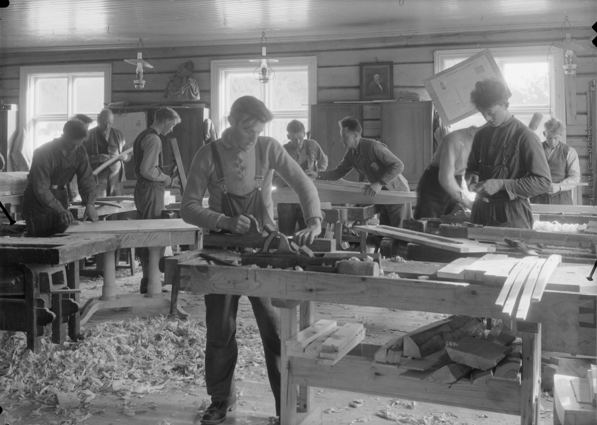 Snekkerelever ved høvelbenkene på Mosjordet rundt 1935