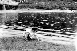 Ringebu, i bakgrunnen Randklev bru.Liten pike leker ved Gudb