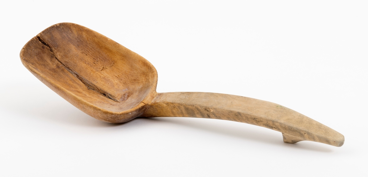 Sleiv, altså et redskap som ble brukt til å røre i og øse fra kokekar med varmebehandlet mat. Denne sleiva er lagd av bjørkevirke. Den er 30,2 centimeter lang, målt i rett linje fra den fremre enden til den bakre enden av skaftet. Det skålformete bladet er 13,0 centimeter langt og 9,0 centimeter bredt. Formen er «avrundet rektangulær». Det er en langsgående sprekk - antakelig et resultat av en feil i emneveden - i sleivbladet. Skaftet er noe skråner noe oppover i forhold til sleivbladet. Sett ovenfra er det noe konkavt. I den øvre enden er det en krok på undersida, noe som skulle gjøre det mulig å la sleiva henge på kanten av kokekaret uten å falle ned i den varme maten.