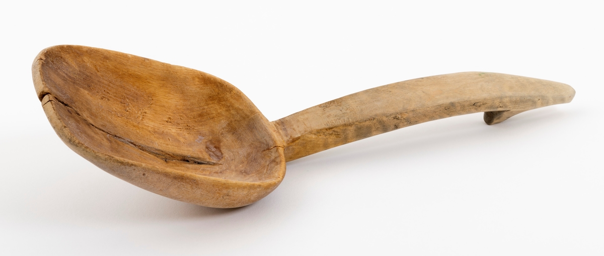 Sleiv, altså et redskap som ble brukt til å røre i og øse fra kokekar med varmebehandlet mat. Denne sleiva er lagd av bjørkevirke. Den er 30,2 centimeter lang, målt i rett linje fra den fremre enden til den bakre enden av skaftet. Det skålformete bladet er 13,0 centimeter langt og 9,0 centimeter bredt. Formen er «avrundet rektangulær». Det er en langsgående sprekk - antakelig et resultat av en feil i emneveden - i sleivbladet. Skaftet er noe skråner noe oppover i forhold til sleivbladet. Sett ovenfra er det noe konkavt. I den øvre enden er det en krok på undersida, noe som skulle gjøre det mulig å la sleiva henge på kanten av kokekaret uten å falle ned i den varme maten.