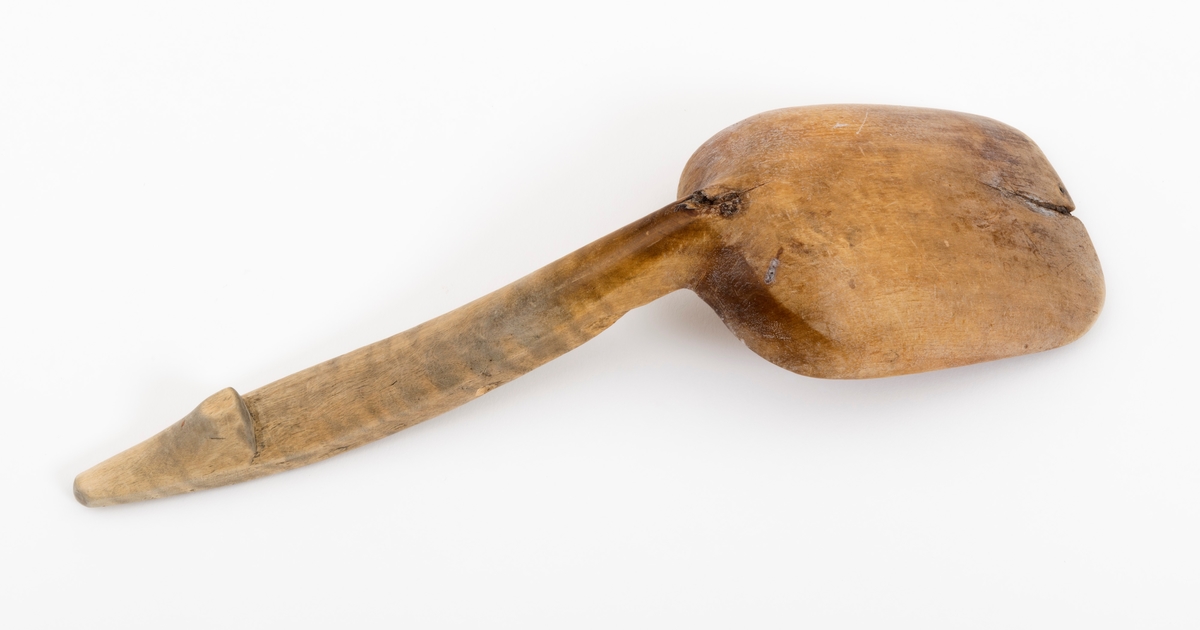 Sleiv, altså et redskap som ble brukt til å røre i og øse fra kokekar med varmebehandlet mat. Denne sleiva er lagd av bjørkevirke. Den er 30,2 centimeter lang, målt i rett linje fra den fremre enden til den bakre enden av skaftet. Det skålformete bladet er 13,0 centimeter langt og 9,0 centimeter bredt. Formen er «avrundet rektangulær». Det er en langsgående sprekk - antakelig et resultat av en feil i emneveden - i sleivbladet. Skaftet er noe skråner noe oppover i forhold til sleivbladet. Sett ovenfra er det noe konkavt. I den øvre enden er det en krok på undersida, noe som skulle gjøre det mulig å la sleiva henge på kanten av kokekaret uten å falle ned i den varme maten.