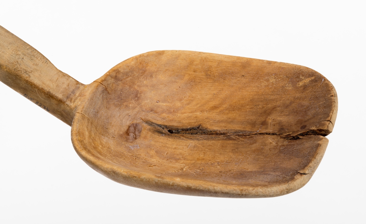 Sleiv, altså et redskap som ble brukt til å røre i og øse fra kokekar med varmebehandlet mat. Denne sleiva er lagd av bjørkevirke. Den er 30,2 centimeter lang, målt i rett linje fra den fremre enden til den bakre enden av skaftet. Det skålformete bladet er 13,0 centimeter langt og 9,0 centimeter bredt. Formen er «avrundet rektangulær». Det er en langsgående sprekk - antakelig et resultat av en feil i emneveden - i sleivbladet. Skaftet er noe skråner noe oppover i forhold til sleivbladet. Sett ovenfra er det noe konkavt. I den øvre enden er det en krok på undersida, noe som skulle gjøre det mulig å la sleiva henge på kanten av kokekaret uten å falle ned i den varme maten.