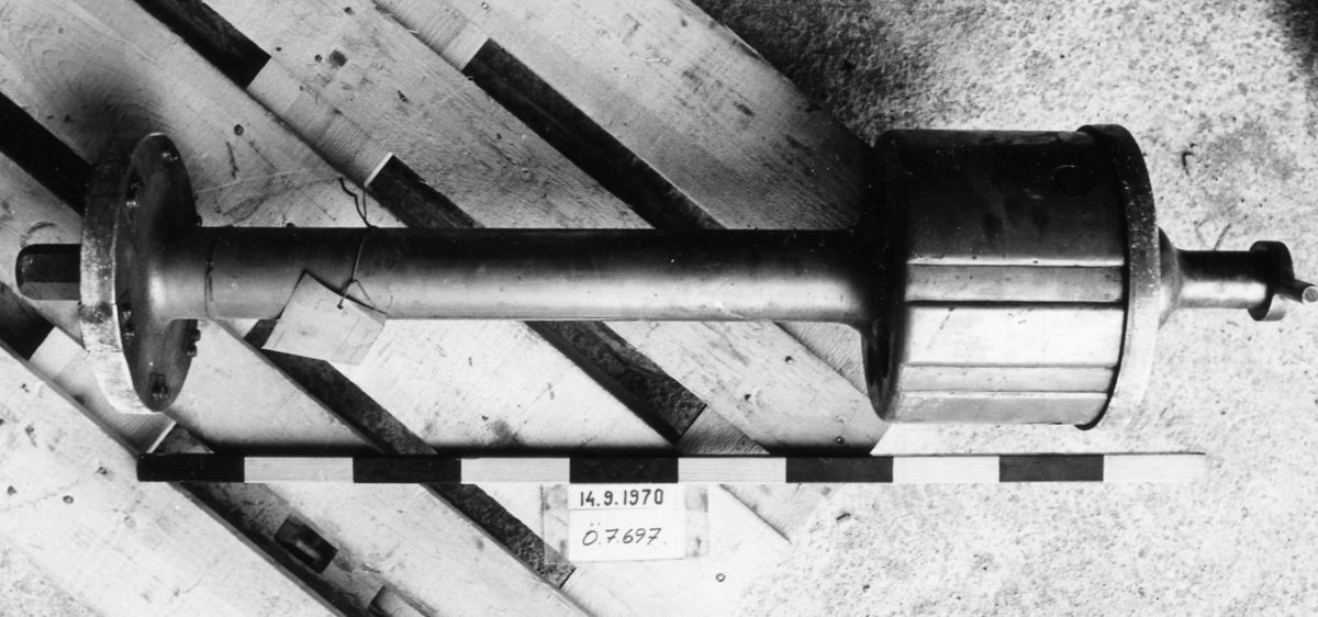 Kanon som tillhört 3:e klassens pansarbåt Gerda. Tubkanon, svagt konisk. sexkantig mynning, styrlist längs långa fället. Förstärkt vid bakplanet och försedd md 3 stycken klackar. Tätring av koppar. Fänghålstapp med tratt. 11 stycken räfflor. Märkt N:o 9 och 0.