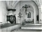 Badelunda sn, kyrkan.
Interiör med predikstol m.m., 1983.